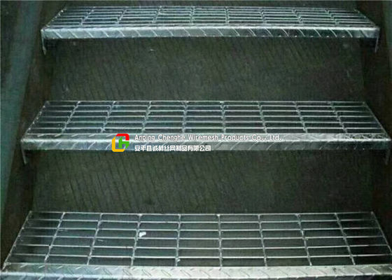 Outdoor Metal Grate Stair Treads , Galvanized Metal Step Treads Checkered Nosing