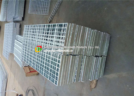 Stair Tread Serrated Steel Grating Custom Width HDG Surface Treatment