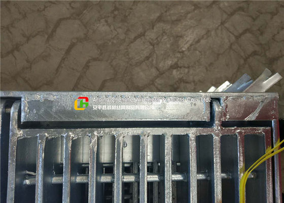 Hinge / Bolt Steel Grate Drain Cover Simple Lines For Sewage Treatment Plant